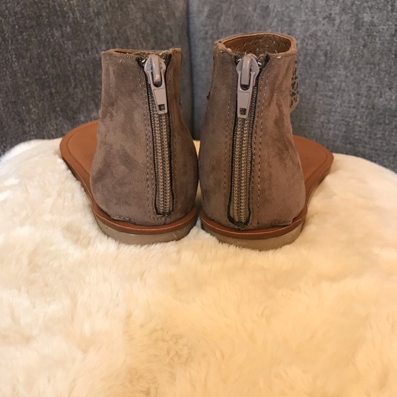 Yellow Box Sandals, size 7.5 - Picture 2 of 4